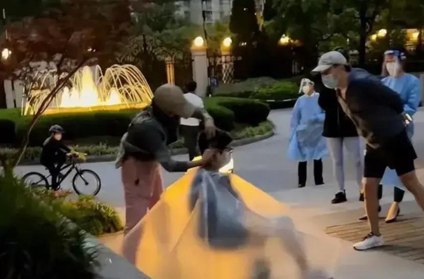 文章女儿素颜出镜，落落大方秀厨艺，千万豪宅很简约