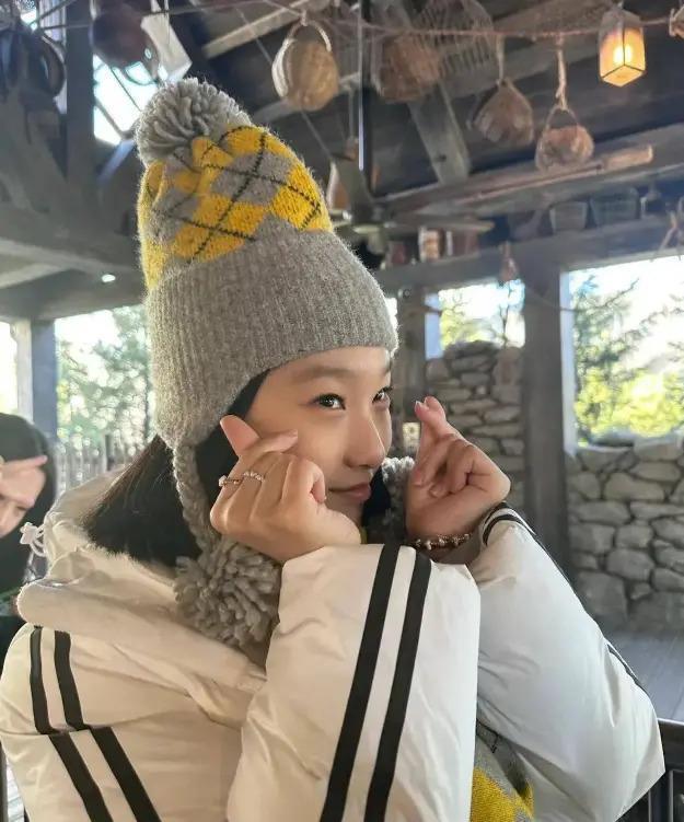 文章女儿素颜出镜，落落大方秀厨艺，千万豪宅很简约