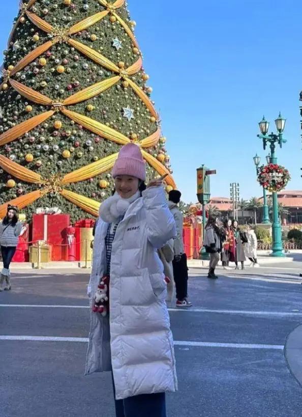 文章女儿素颜出镜，落落大方秀厨艺，千万豪宅很简约