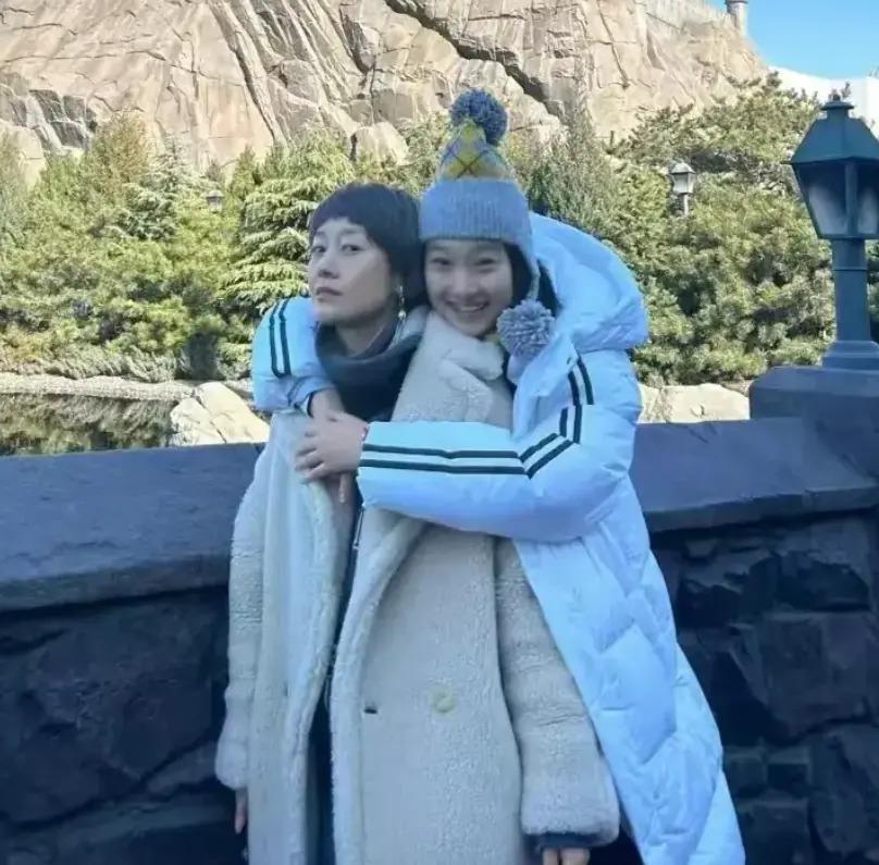 文章女儿素颜出镜，落落大方秀厨艺，千万豪宅很简约