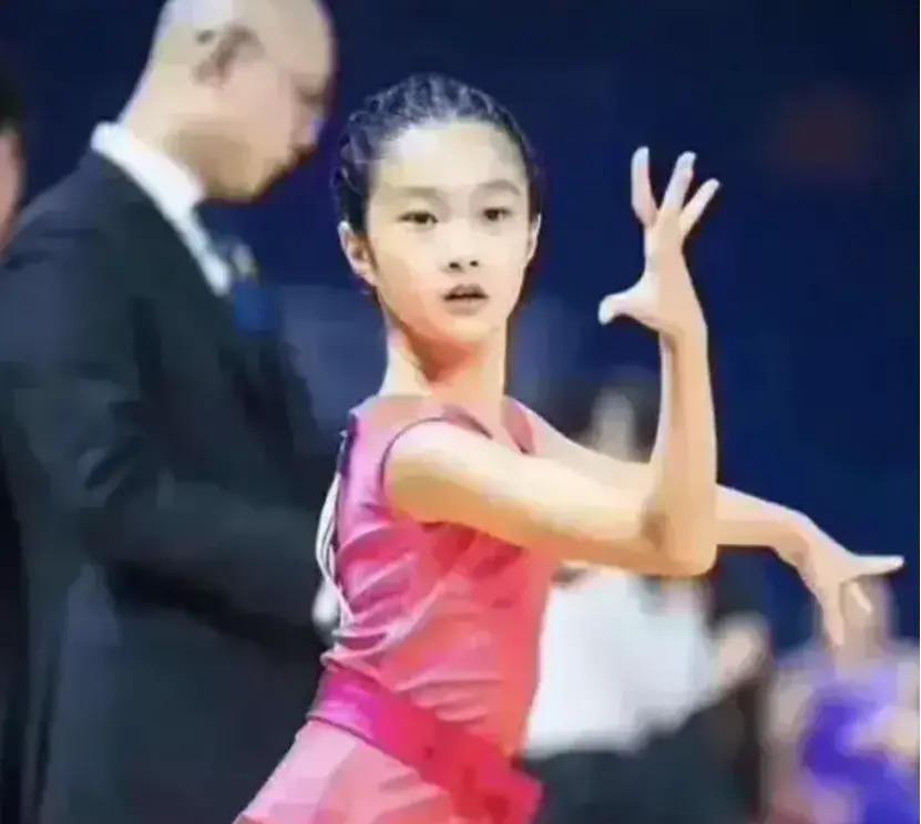 文章女儿素颜出镜，落落大方秀厨艺，千万豪宅很简约