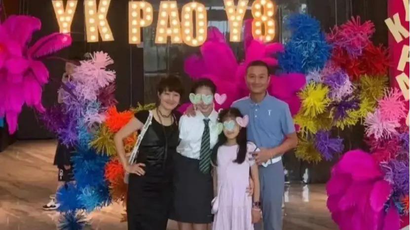 文章女儿素颜出镜，落落大方秀厨艺，千万豪宅很简约