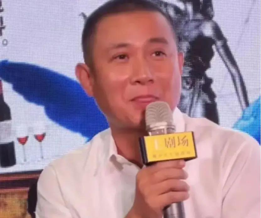 文章女儿素颜出镜，落落大方秀厨艺，千万豪宅很简约