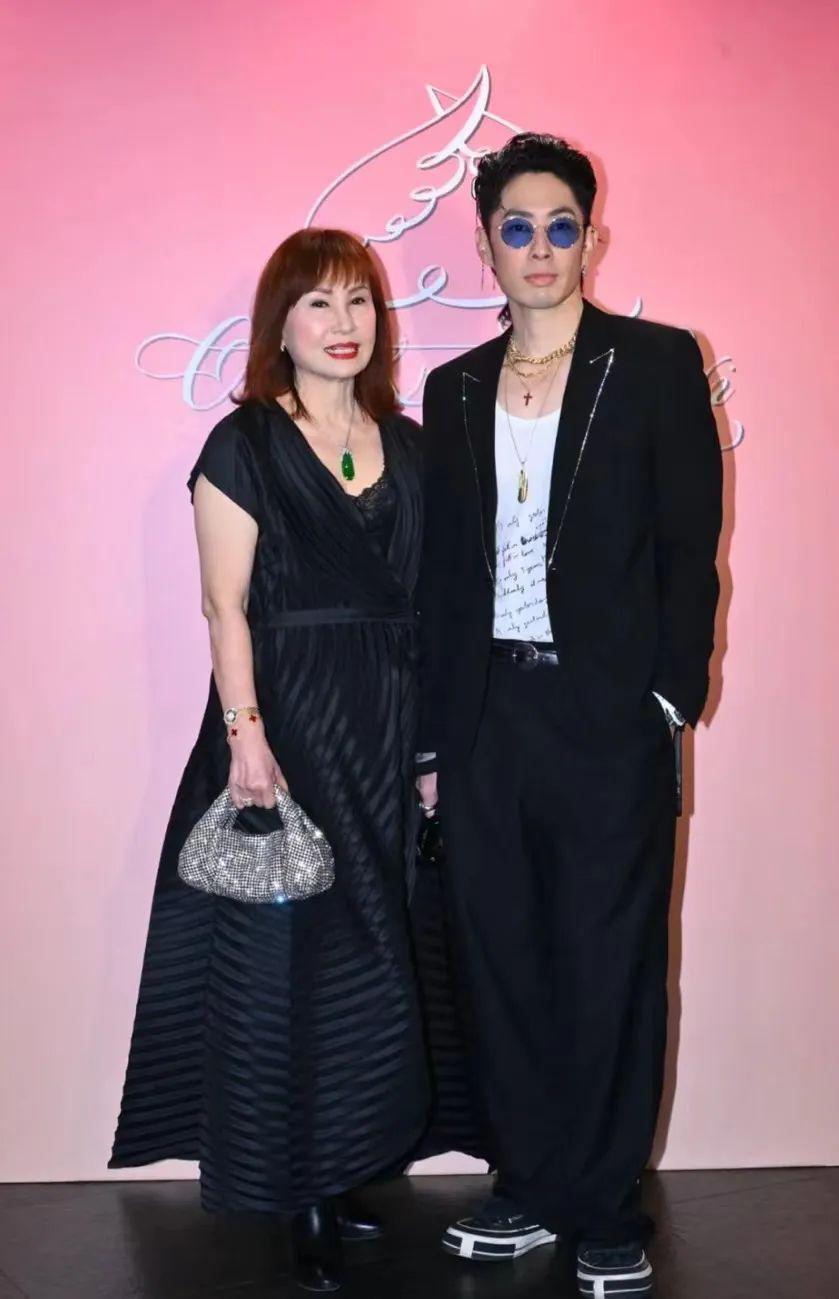 刘嘉玲的脸上没有一丝皱纹