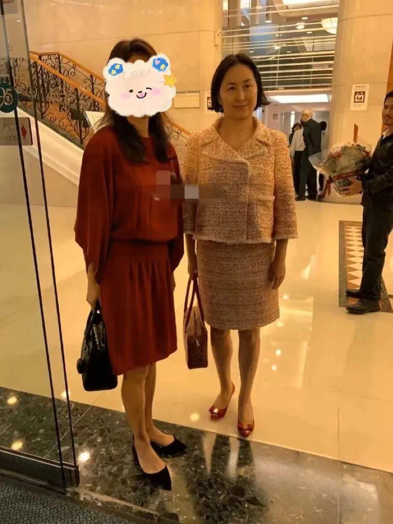 刘嘉玲的脸上没有一丝皱纹