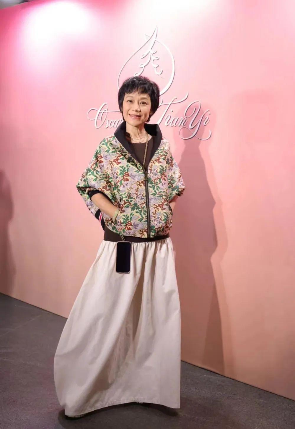 刘嘉玲的脸上没有一丝皱纹