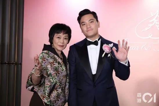 刘嘉玲的脸上没有一丝皱纹