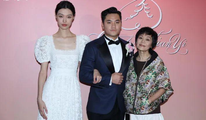 刘嘉玲的脸上没有一丝皱纹