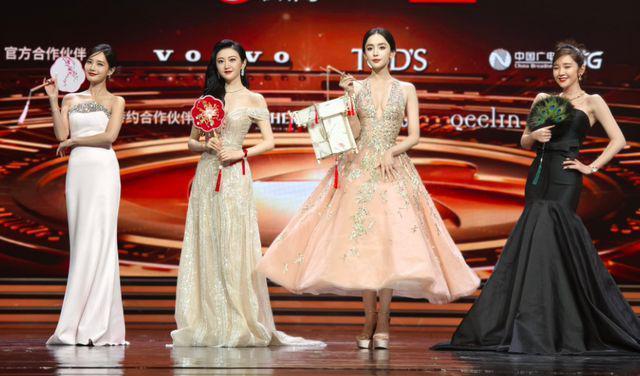 微光盛典太尴尬！何炅主持嘴瓢，颖儿蔡文静撞衫