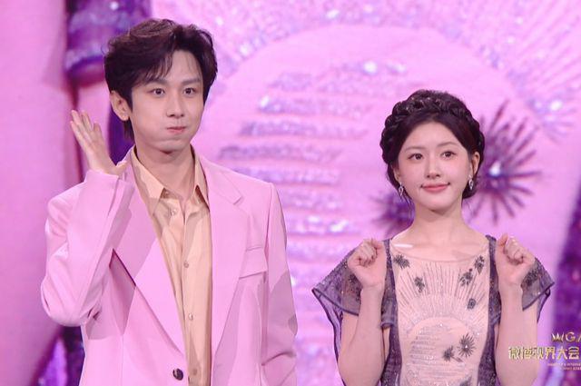 微光盛典太尴尬！何炅主持嘴瓢，颖儿蔡文静撞衫