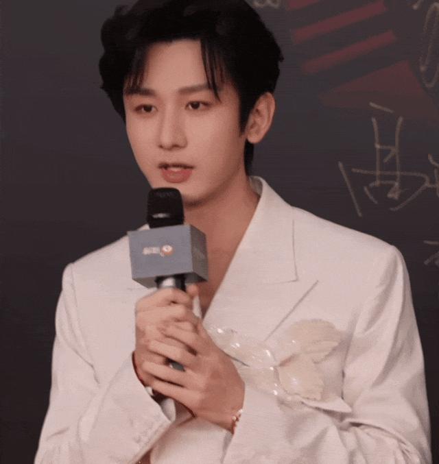 微光盛典太尴尬！何炅主持嘴瓢，颖儿蔡文静撞衫