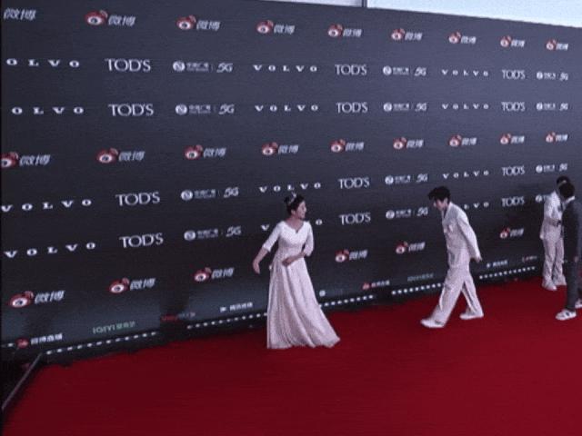 微光盛典太尴尬！何炅主持嘴瓢，颖儿蔡文静撞衫