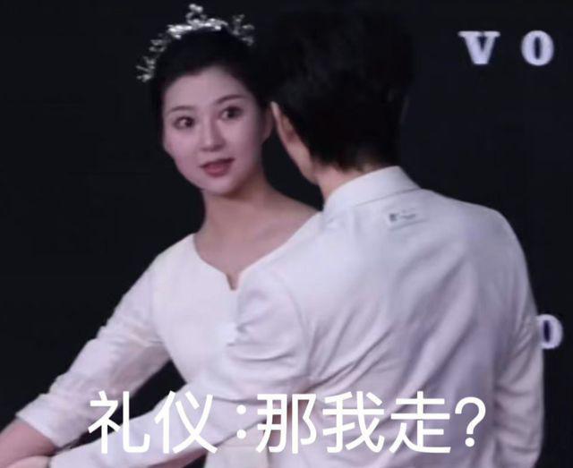 微光盛典太尴尬！何炅主持嘴瓢，颖儿蔡文静撞衫