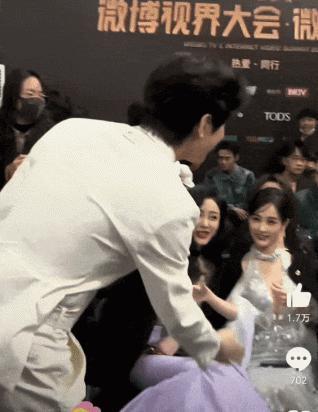 微光盛典太尴尬！何炅主持嘴瓢，颖儿蔡文静撞衫