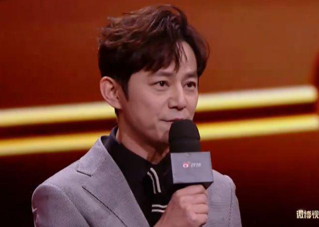 微光盛典太尴尬！何炅主持嘴瓢，颖儿蔡文静撞衫