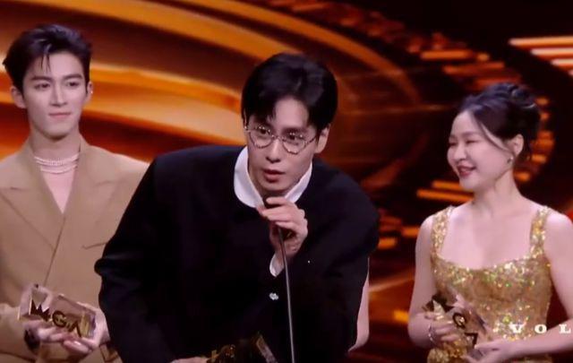 微光盛典太尴尬！何炅主持嘴瓢，颖儿蔡文静撞衫