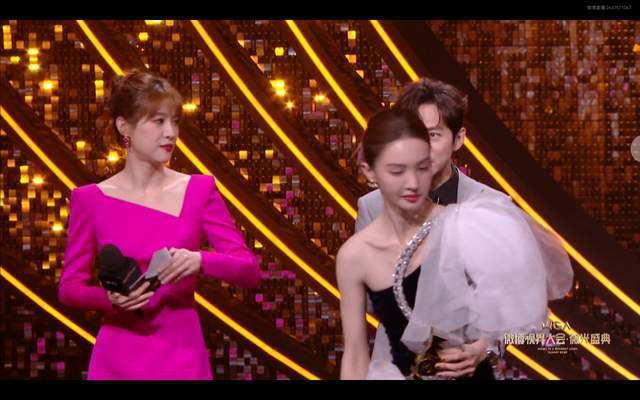 微光盛典太尴尬！何炅主持嘴瓢，颖儿蔡文静撞衫