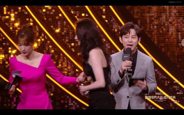 微光盛典太尴尬！何炅主持嘴瓢，颖儿蔡文静撞衫