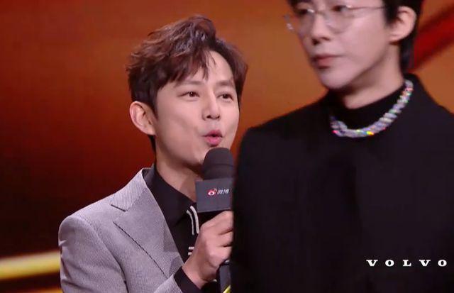 微光盛典太尴尬！何炅主持嘴瓢，颖儿蔡文静撞衫