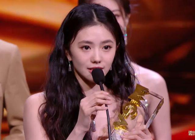 微光盛典太尴尬！何炅主持嘴瓢，颖儿蔡文静撞衫