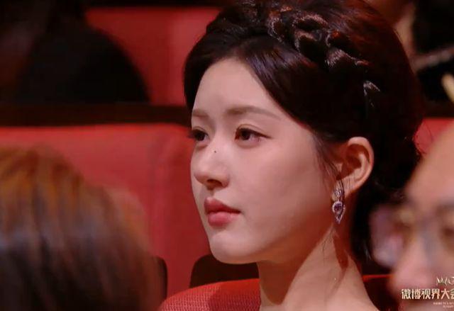 微光盛典太尴尬！何炅主持嘴瓢，颖儿蔡文静撞衫