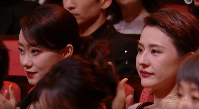 微光盛典太尴尬！何炅主持嘴瓢，颖儿蔡文静撞衫