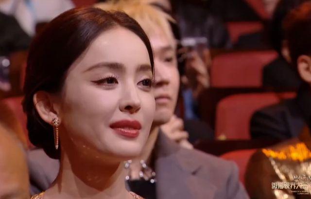 微光盛典太尴尬！何炅主持嘴瓢，颖儿蔡文静撞衫