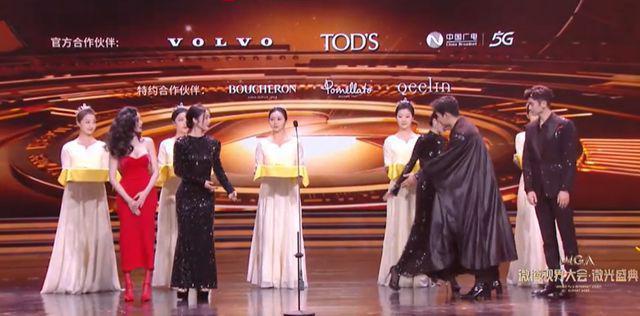 微光盛典太尴尬！何炅主持嘴瓢，颖儿蔡文静撞衫