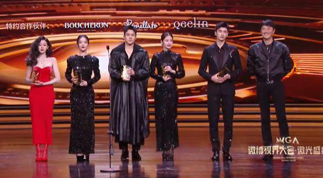 微光盛典太尴尬！何炅主持嘴瓢，颖儿蔡文静撞衫