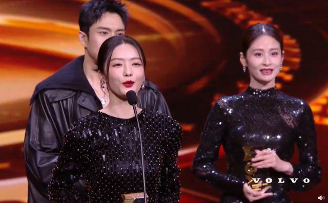 微光盛典太尴尬！何炅主持嘴瓢，颖儿蔡文静撞衫