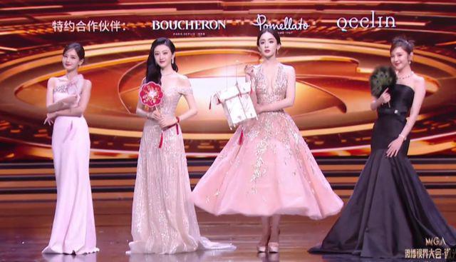 微光盛典太尴尬！何炅主持嘴瓢，颖儿蔡文静撞衫