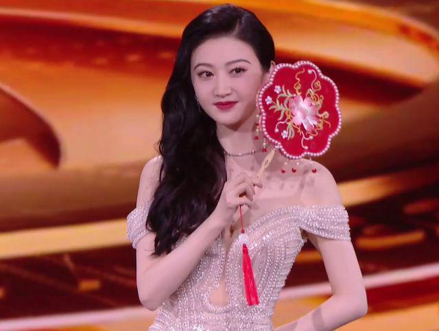 微光盛典太尴尬！何炅主持嘴瓢，颖儿蔡文静撞衫