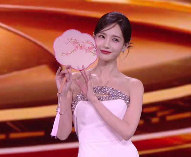 微光盛典太尴尬！何炅主持嘴瓢，颖儿蔡文静撞衫