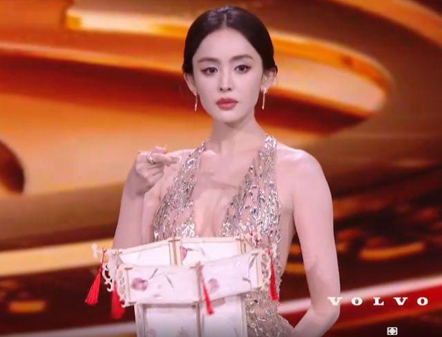 微光盛典太尴尬！何炅主持嘴瓢，颖儿蔡文静撞衫