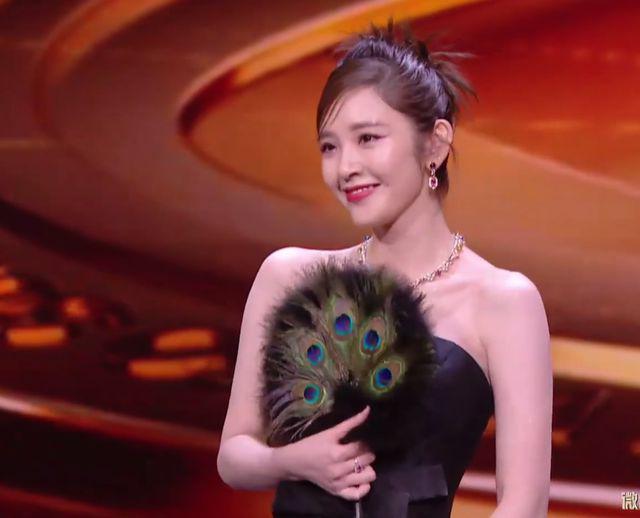 微光盛典太尴尬！何炅主持嘴瓢，颖儿蔡文静撞衫