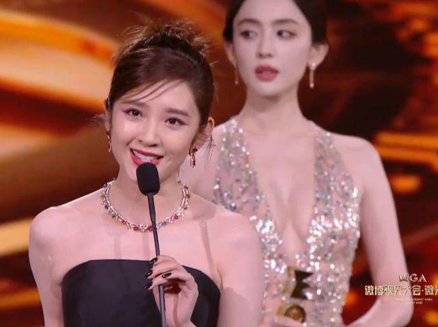 微光盛典太尴尬！何炅主持嘴瓢，颖儿蔡文静撞衫