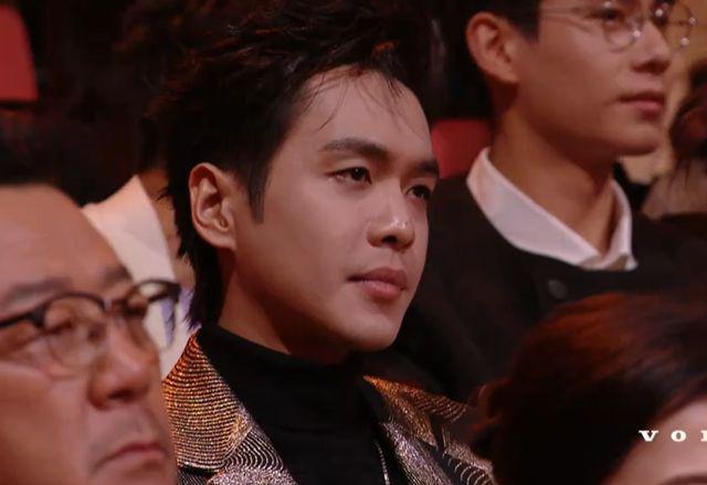 微光盛典太尴尬！何炅主持嘴瓢，颖儿蔡文静撞衫