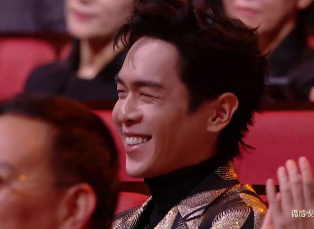 微光盛典太尴尬！何炅主持嘴瓢，颖儿蔡文静撞衫