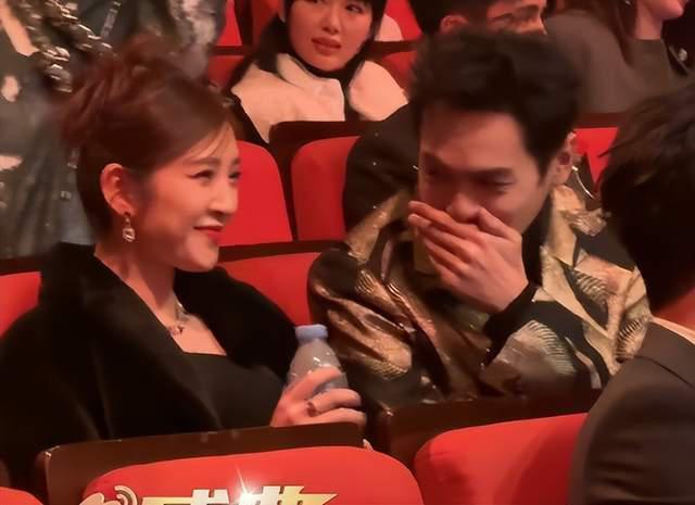 微光盛典太尴尬！何炅主持嘴瓢，颖儿蔡文静撞衫