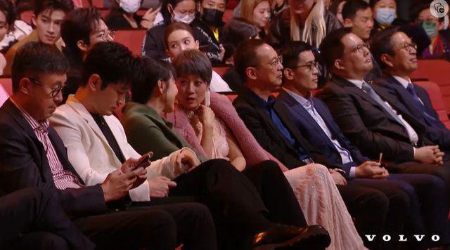 微光盛典太尴尬！何炅主持嘴瓢，颖儿蔡文静撞衫