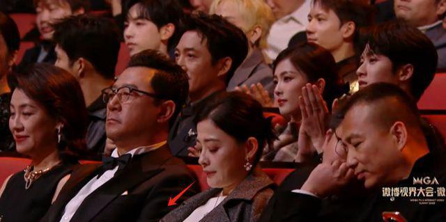 微光盛典太尴尬！何炅主持嘴瓢，颖儿蔡文静撞衫