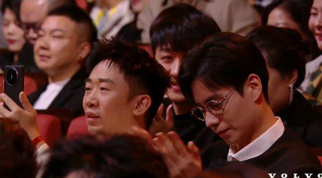 微光盛典太尴尬！何炅主持嘴瓢，颖儿蔡文静撞衫