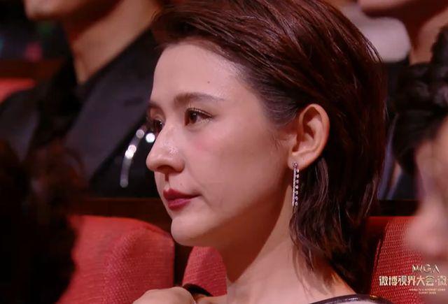 微光盛典太尴尬！何炅主持嘴瓢，颖儿蔡文静撞衫