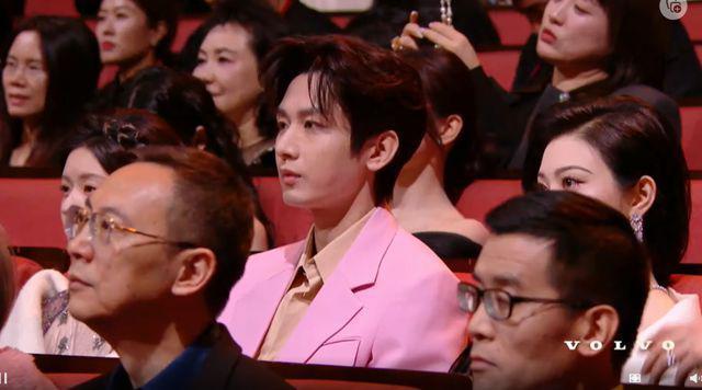 微光盛典太尴尬！何炅主持嘴瓢，颖儿蔡文静撞衫