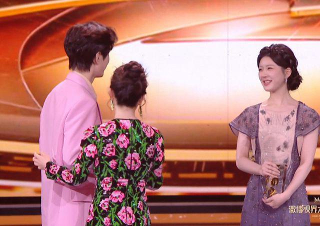 微光盛典太尴尬！何炅主持嘴瓢，颖儿蔡文静撞衫