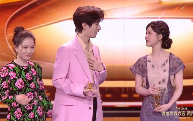 微光盛典太尴尬！何炅主持嘴瓢，颖儿蔡文静撞衫