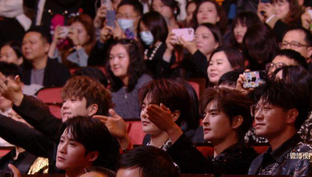 微光盛典太尴尬！何炅主持嘴瓢，颖儿蔡文静撞衫