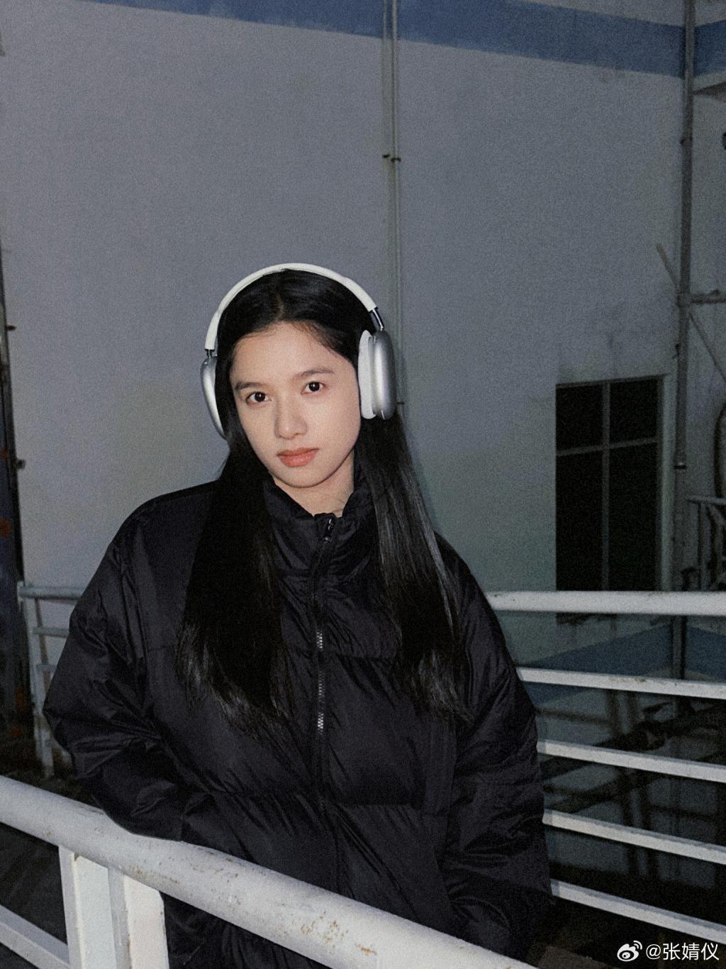 张婧仪大方秀素颜 裹羽绒服自带高级感