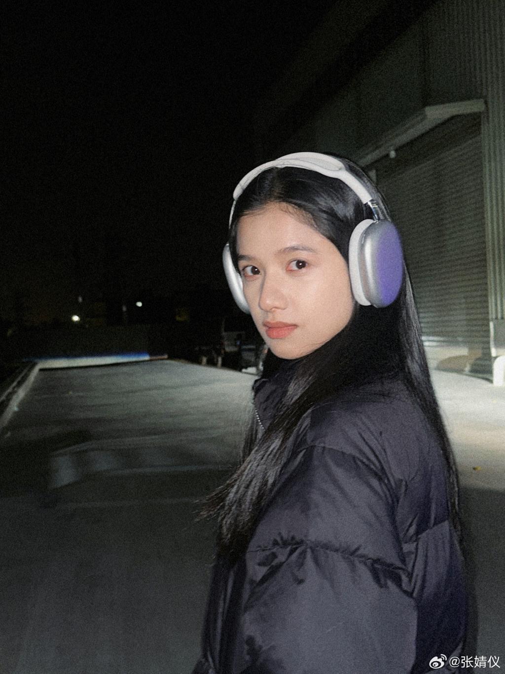 张婧仪大方秀素颜 裹羽绒服自带高级感