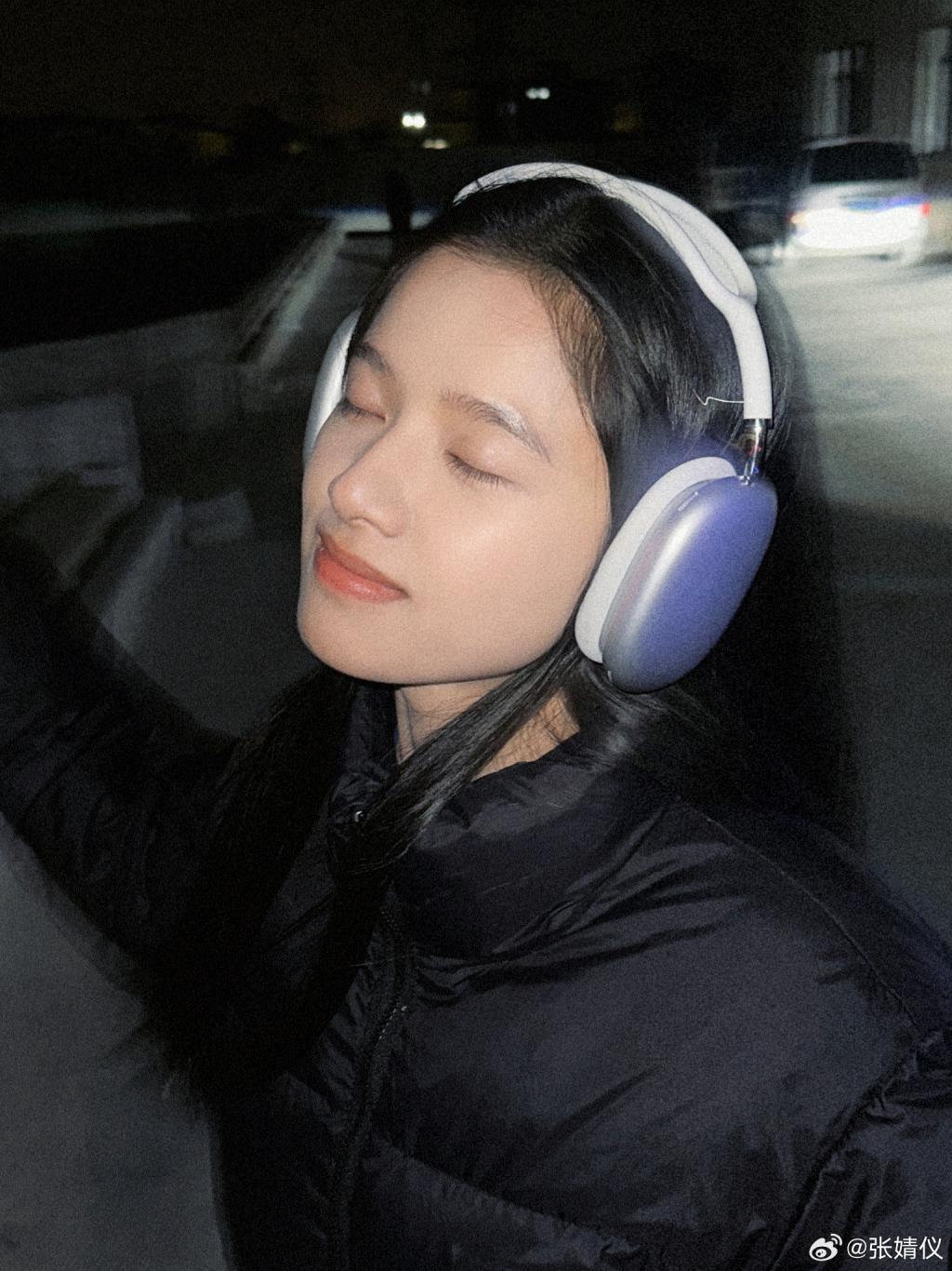 张婧仪大方秀素颜 裹羽绒服自带高级感